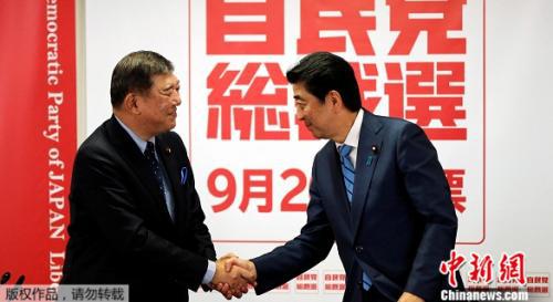 9月10日，日本自民党总裁选举联合发布会上，安倍和石破茂握手。