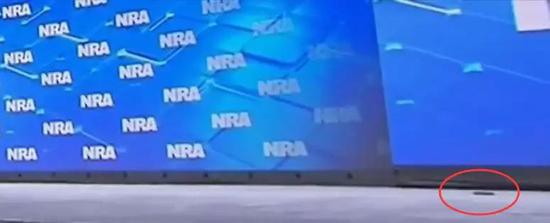 可儘管沒有砸中川普，這名扔手機的男子還是立刻就被現場的特工“拿下”了。