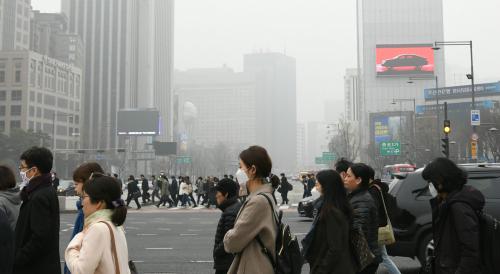 雾霾下的首尔 图片来源:世界日报