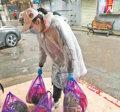 王诗雨为居民送菜。 资料图片