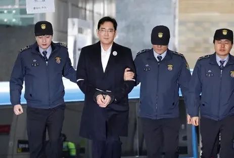  2017年2月19日，李在镕（中）被押往特检组办公室  图：韩联社