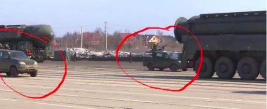 庞大的“白杨”M导弹与身边的“爱国者”皮卡显得很不协调