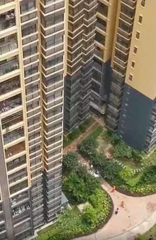 男子反锁房门爬出窗外从20多层楼坠亡 疑患抑郁症