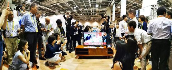 △NHK对中美元首会晤做了短暂的直播,G20新闻中心的一块电视屏幕吸引了各国记者。通过一组图片来感受一下这个“吸睛”的过程。(央视记者沈忱、荆伟,央广记者李思默拍摄)