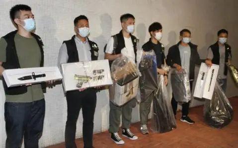 警方展示缴获的武器等