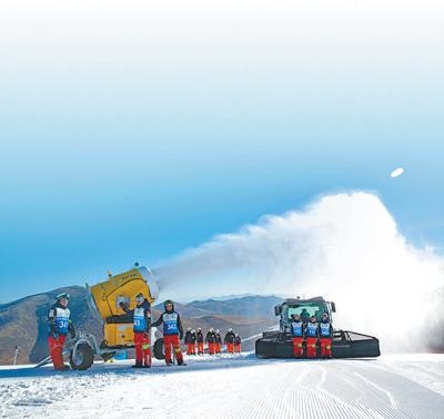 北控京奥滑雪战队正在制雪。延庆赛区国家高山滑雪场中心要在今年10月具备造雪条件。北控京奥滑雪战队选择太舞雪场最陡的雪道作为试验和训练基地,主要任务是记录当时的气温等物理参数,制定一套适用于延庆赛区的雪道制作方法。