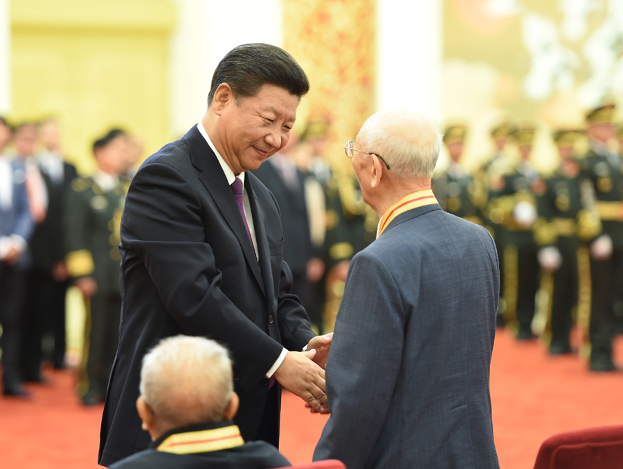 2015年9月2日,中共中央总书记、国家主席、中央军委主席习近平在北京人民大会堂向30名抗战老战士老同志、抗战将领、帮助和支持中国抗战的国际友人或其遗属代表颁发中国人民抗日战争胜利70周年纪念章并发表重要讲话。新华社记者 李学仁 摄