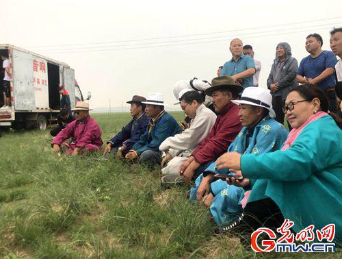 农牧民冒雨席地而坐欣赏表演（李政葳/摄）