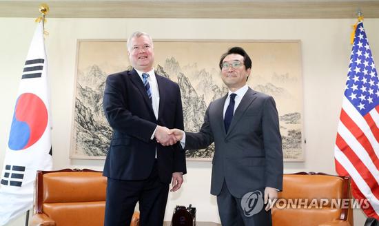 1542674871445484.jpg 资料图:韩国外交部朝鲜半岛和平交涉本部长李度勋(右)会见美国对朝政策特别代表斯蒂芬·比根。(韩联社)
