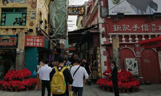 澳门官也街上手信店林立