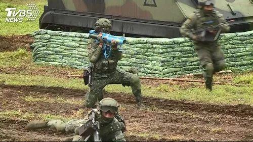 ▲台军17日在金门峰上靶场进行实弹射击操演。（台湾TVBS电视台网站）
