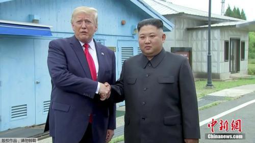 当地时间6月30日下午,美国总统特朗普与朝鲜最高领导人金正恩在韩朝非军事区见面,并握手问候。据悉,这是朝鲜战争停战66年后,朝美领导人首次在板门店进行会晤。