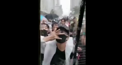 手持棍棒等兇器的暴徒試圖將車砸破的駭人過程。(視頻截圖)