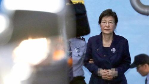  韩媒说，两位前总统同时被捕影响不好