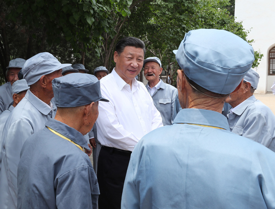 这是2017年6月21日上午,习近平在吕梁市兴县晋绥军区司令部旧址同晋绥边区老战士老同志代表亲切交谈。新华社记者 庞兴雷 摄