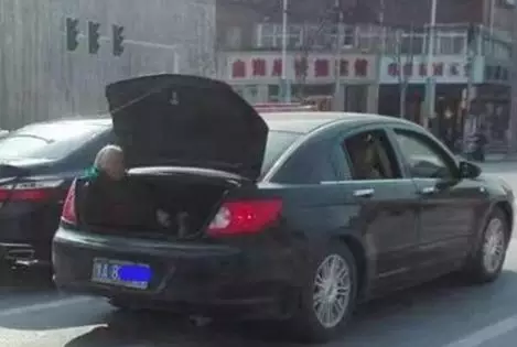 而车主却解释:“车坐不下,里面是客人,我妈自愿坐在后面,也没坐远。”
