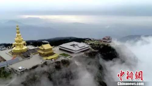 資料圖:雲霧中的峨眉山金頂。 劉忠俊 攝