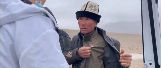 “他露出党员徽章的那一刻,我的眼泪都要出来了”