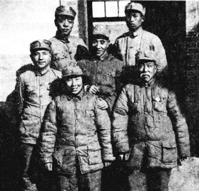  长征途中的邓小平（中排左一）