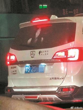 司机网购“鬼影”贴纸贴在车窗 路人吓得报警(图)