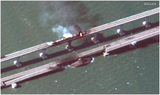  克里米亚大桥爆炸后的卫星照片