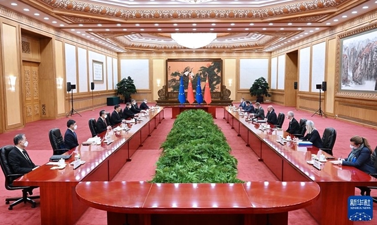 12月1日,国家主席习近平在北京人民大会堂同欧洲理事会主席米歇尔举行会谈。新华社记者张领摄
