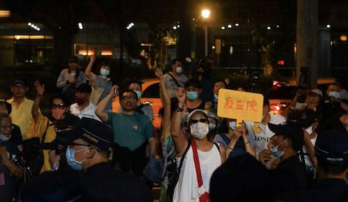 蓝营支持者在门外声援(台媒)