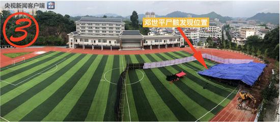 ③这是6月23日下午16点多,央视记者祝田夫在操场边的学生宿舍楼的顶层,用手机全景模式拍摄的操场全景,可以看出,警方已经在操场一角用钢管支架和塑料网围挡将现场围了起来。邓世平尸骸发现的位置就在蓝色棚子之下。