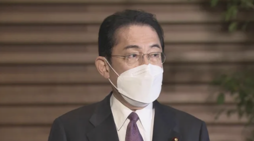 岸田文雄2月28日晚上在首相官邸接受记者采访。图自日媒