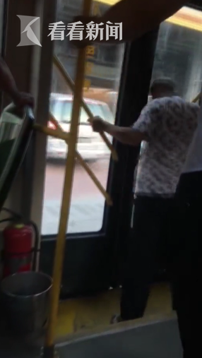 老人撞门要求公交中途停车：不让下车死给你看
