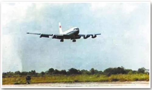 1980年，首飞的“运-10”准备降落上海大场机场。 （资料图片）