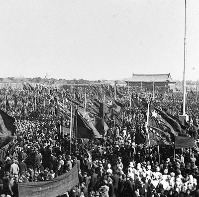 1949年10月1日,人们在北京天安门广场参加开国大典. 新华社发