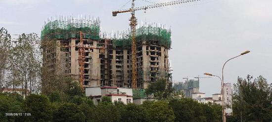 圖為涉嫌違建的“金牛保障房”。 受訪者供圖