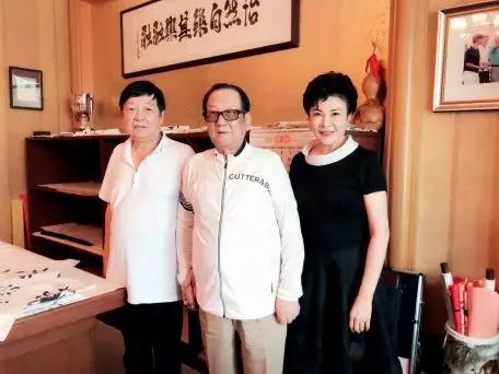 2019年春节期间,阚丽君(右) 与朱建民(北京市网球运动 协会会长)看望张百发(中)。图/受访者提供