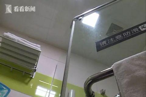 洗澡时玻璃门突然炸裂 祖孙俩酒店遭遇惊魂一幕