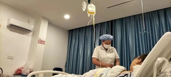 目前李亚明仍比较虚弱,需长时间卧床