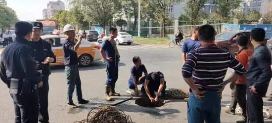 全民彩票是不是可以买啦·奚梦瑶维密摔倒后再次走秀,网友:她怎么还没退休?