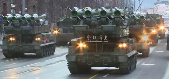 “山毛榉-M2”自行防空导弹发射车方队