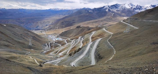 这是通往日喀则市中尼边境吉隆口岸的乡村公路(2021年5月14日摄,手机照片)。 新华社记者 沈虹冰 摄