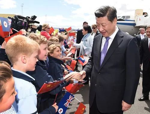 2014年11月18日,国家主席习近平在澳大利亚塔斯马尼亚州参观访问。图为习近平和夫人彭丽媛抵达塔斯马尼亚州霍巴特机场时,与前来欢迎的当地儿童亲切交流。新华社记者 马占成 摄