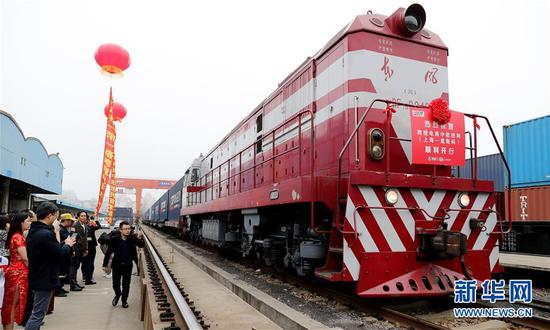 2018年3月30日，由上海开往莫斯科的一带一路跨境电商中欧班列货运列车在上海杨浦站发车，助力中欧间跨境电商物流运输。这是一列上海开往莫斯科的中欧班列在发车仪式上。新华社记者 方喆 摄