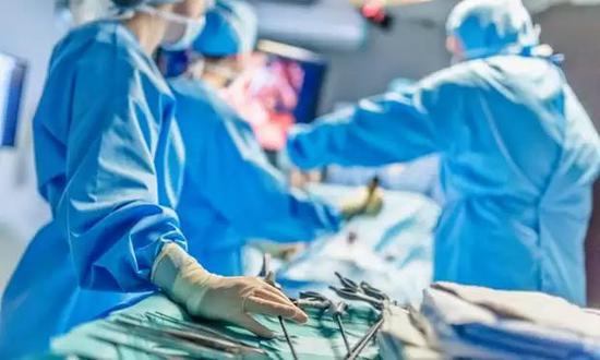 ▲Gayed医生在患者不知情的情况下摘除其器官。图据Getty Images