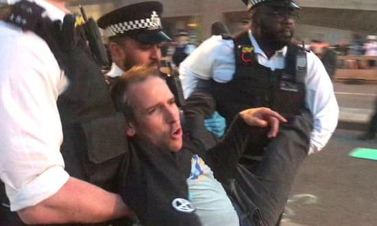  英国奥运冠军艾蒂安·斯托特因参与抗议活动被捕。（图源：《卫报》）