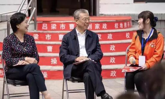 李正印在北航与护工(右)交谈