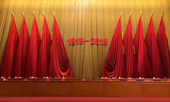 这是大会开始前的主席台.(央视记者王哈男拍摄)