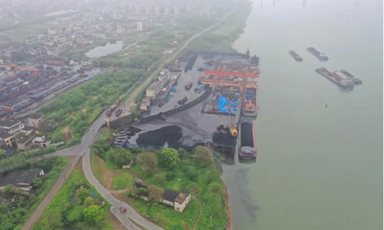 上图:湖南省湘潭市铁牛埠码头下游,作业区雨污水、煤炭淋溶水直排湘江,湘江上出现明显黑色污染带。