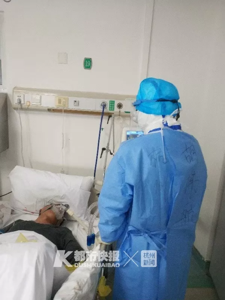 胡伟航正在照顾病人