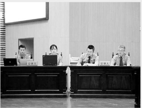  北京市检察院第三分院检察长王伟（右一）牵头组成公诉团队出庭支持公诉