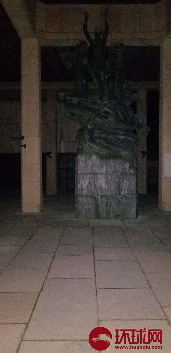 教堂门口的雕塑