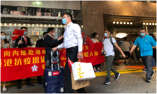 支持队成员陆续登车。图源:香港“橙新闻”